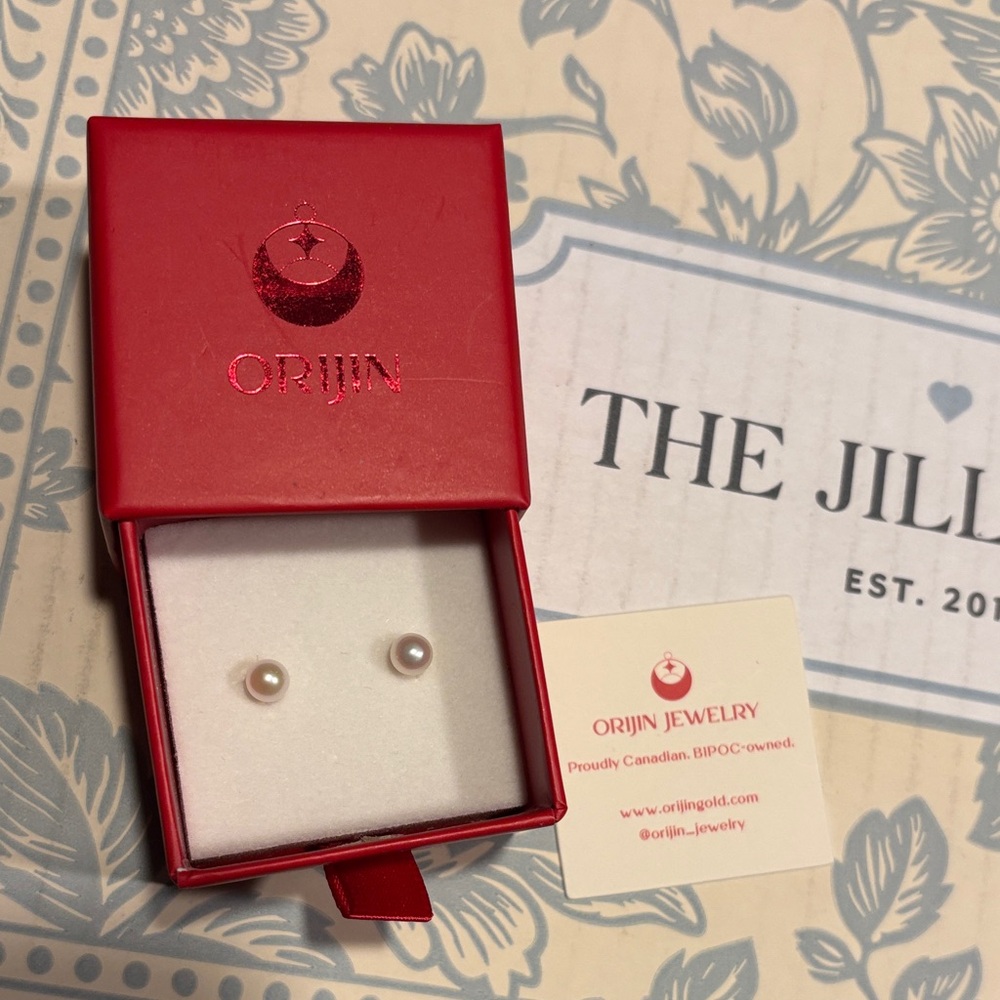 ORIJIN Pearl Stud Earrings in Cream Pearl